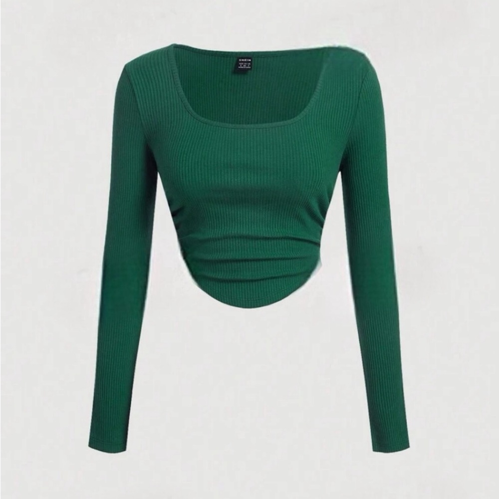 Scoop neck ruched crop tee